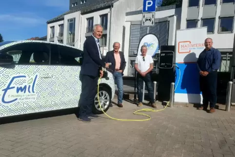 Auf dem Parkplatz am Kreis in der Ortsmitte von Waldfischbach-Burgalben steht jetzt Emil, ein elektrisch betriebener Corsa, der 