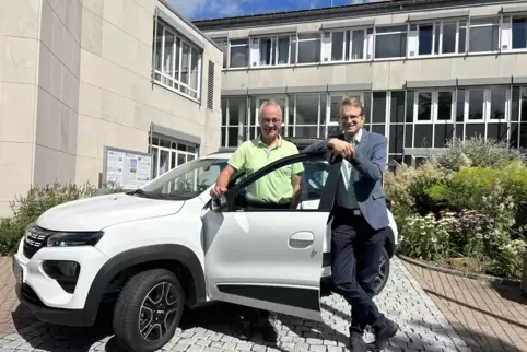 Eberhard Frankmann (links), erster Beigeordneter der VG Edenkoben, und Verbandsbürgermeister Daniel Salm freuen sich über das ne