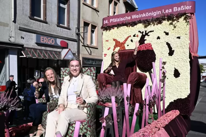 Gleich ein Höhepunkt zwei Tage nach der Wahl: Sandra Eder (links) und Lea Lechner beim Winzerfestumzug 2022. Hinter ihnen winkt