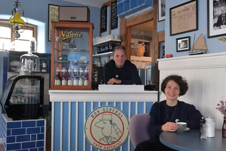 Daniela Luise und Peter Miklusz setzen bei der Einrichtung des Cafés bewusst auf die 20er- und 30er-Jahre.