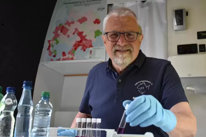 Harald Gülzow analysiert eine Brunnenwasserprobe im Labormobil vom VSR-Gewässerschutz.