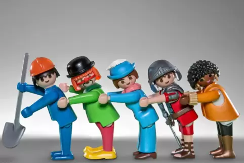 Jede Figur steht für ein Jahrzehnt Playmobil von den Anfängen (links) bis heute.