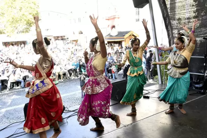 Tanz und Gesang: Am Bühnenprogramm beteiligen sich unter anderem Frankenthaler aus Eritrea, Portugal und Korea. Hier die tamilis