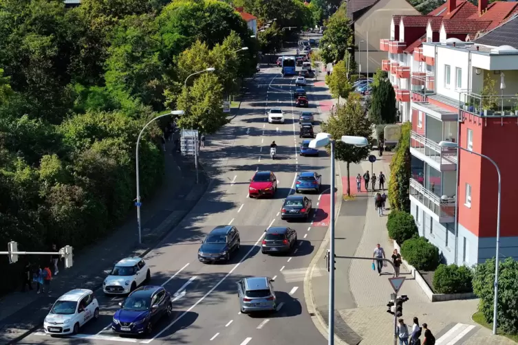 Mächtig was los: Viele Autos sind unterwegs von der Schützenstraße in die Dudenhofer Straße.