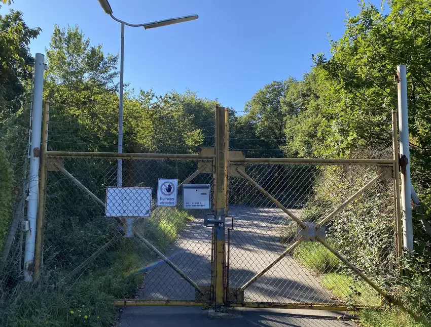 Die ganze Bunkeranlage ist mit einer Zaunanlage gesichert.