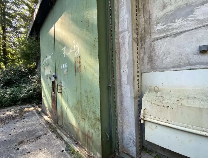 Die Tore sind extra dick, da hier früher Munition gelagert wurde. Das sollte gegen Explosionen helfen.