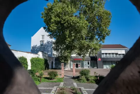 Hat ausgedient: 40 Jahre altes Sparkassen-Gebäude, hier vom Augustiner-Kreuzgang an der Hagedornsgasse aus gesehen. 