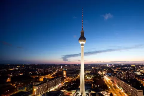 Berlin hat auch seine schönen Ansichten, hier der Fernshturm mit Alexanderplatz bei Nacht.