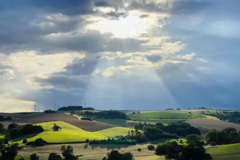 Die Sonne lässt sich weiterhin häufig blicken. Am Feiertag ziehen jedoch Regenwolken übers Land. 