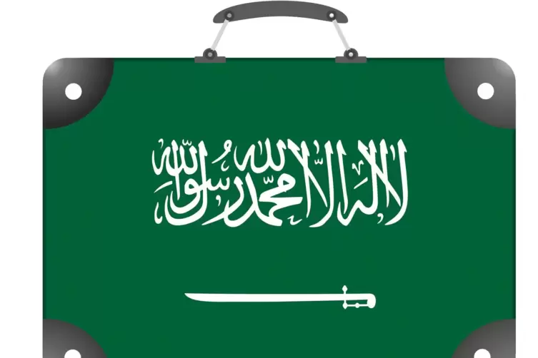 Fussball & Gott: Übersetzt steht auf dem Koffer, der so natürlich nicht in die Pfalz kam, sondern Symbolbild ist und die saudi-