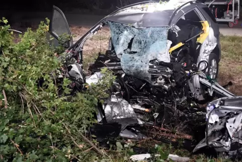 Durch die Wucht des Aufpralls stark deformiert: das Unfallfahrzeug. 
