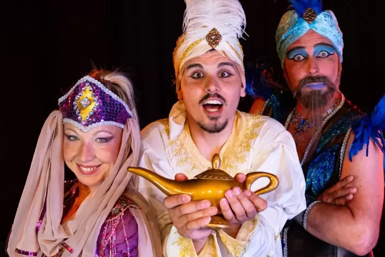 Osina Jung, Ammar Alsaied und Oliver Dietrich (von links) erzählen in „Aladin und die Wunderlampe“ eine zauberhafte Version des 
