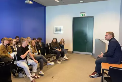 Christian Schreider im Gespräch mit einer Schulklasse in Berlin. 