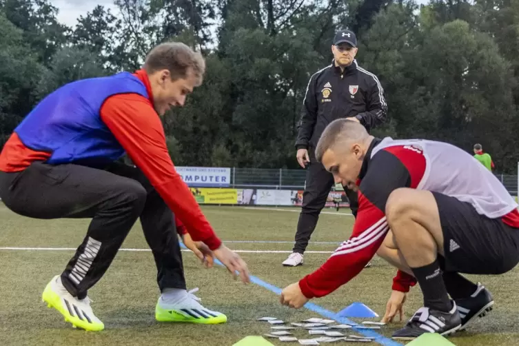 Co-Trainer Tim Hüther (hinten in Schwarz) beobachtet die Schnelligkeistübung seiner Spieler. Sie müssen Skat-Karten umdrehen, bi