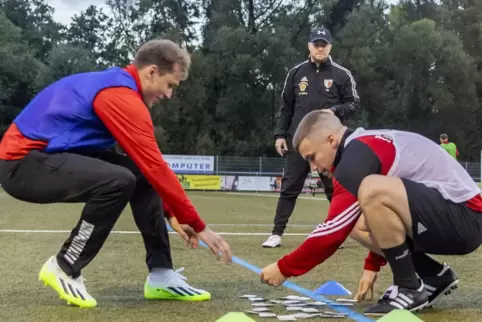 Co-Trainer Tim Hüther (hinten in Schwarz) beobachtet die Schnelligkeistübung seiner Spieler. Sie müssen Skat-Karten umdrehen, bi