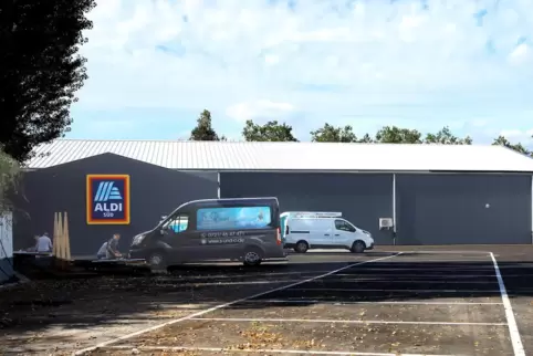 Die Halle wurde in Leichtbauweise errichtet. Das Unternehmen macht keine Angaben dazu, wann der Abriss in der Annweilerstraße be