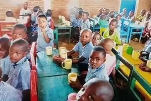 Collège de Nkanka: Auch ein Essensangebot an der ruandischen Schule geht auf Speyerer Hilfe zurück. Die frühere Lehrerin Hildega