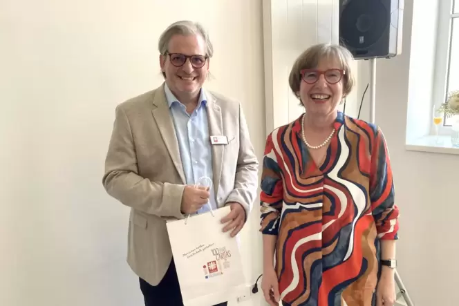 Der Pirmasenser Caritas-Einrichtungsleiter Frank Kiehl wurde von Diözesancaritasdirektorin Barbara Assmann offiziell in sein Amt