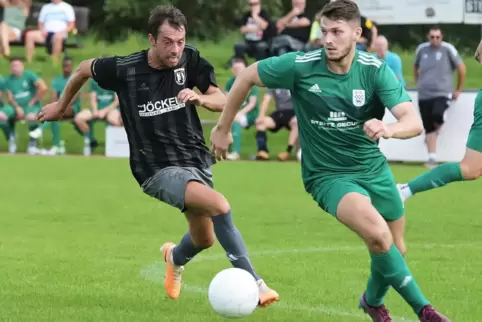 Marvin Oberländer (rechts) vom SV Kirchheimbolanden will mit seinem Team oben dranbleiben. Dazu muss beim SV Nanz-Dietschweiler 