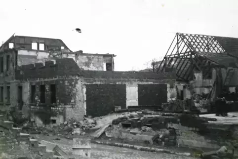 Die von Bomben stark beschädigte Gastwirtschaft Karl Steinhauser, rechts der abgedeckte Saal.