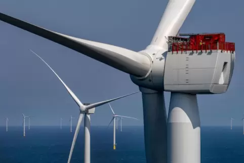 Neue Stromquelle: der Windpark Hollandse Kust Zuid vor der niederländischen Nordseeküste. Die Rotorblätter der 139 Turbinen sind