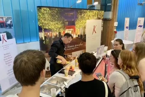 Traumberuf Barkeeper? Ob dieser Beruf das Richtige für sie ist, konnten Schüler auf der BIB entscheiden. Eine Live-Demonstration