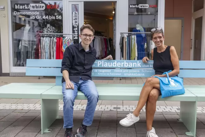 Claudia Hoffmann, die Gemeindeschwester Plus, hat sich am Freitagnachmittag mit Innenstadtkoordinator Lando Clemens zum Probesit
