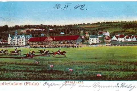 Diese Postkarte aus dem Jahr 1902 zeigt eine Rennszene auf der Rennwiese. Links ist das Hilgardhaus zu erkennen. 
