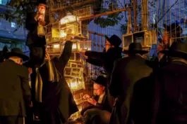 Ultraorthodoxe zünden zum Lichterfest Chanukka in Jerusalem Kerzen an. Wie vielfältig ist jüdisches Leben in Deutschland – und k