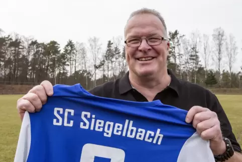 Ein Bild aus vergangener Zeit: Stefan Lensch übernimmt das Traineramt beim SC Siegelbach. Mittlerweile gehen Club und Coach getr