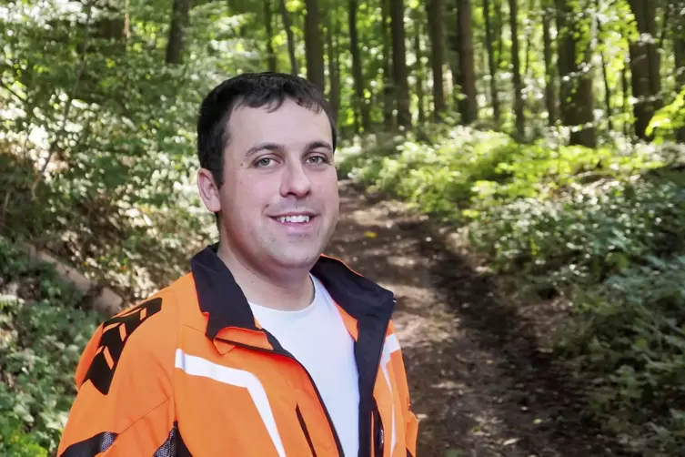 Forstwirtschaftsmeister Timo Emrich aus Pfeffelbach bildet seit August im Forstamt Kusel Lehrlinge aus. 