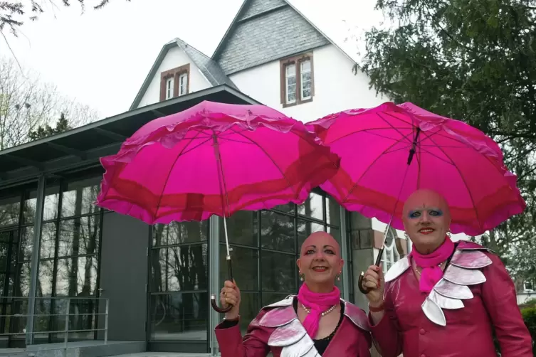 Das Berliner K&uuml;nstlerpaar Eva & Adele 2003 vor der Villa Xpira der Formart Galerie. bei der Art-Party.