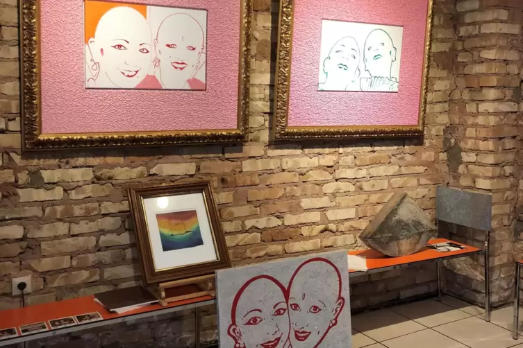 In der aktuellen Ausstellung sind neben zwei Selbstportr&auml;ts von Eva & Adele auch ein Herz, das sie der Galeristin schenkten. 