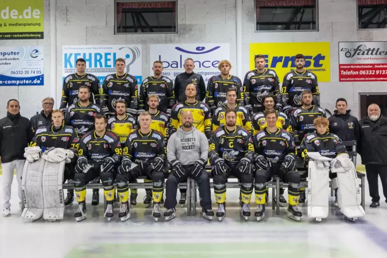 Mit dieser Truppe gehen die „Hornets“ des EHC Zweibrücken als amtierender Meister die neue Regionalliga-Saison an (hinten von li