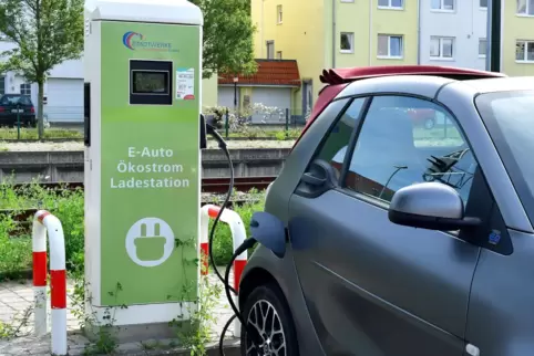 Funktioniert: die E-Ladesäule hinter dem Dürkheimer Rathaus