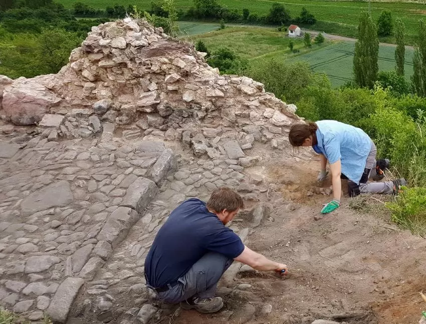 Archäologen bei der Arbeit: Das Pflaster der ehemaligen Stallungen wird freigelegt, dokumentiert und später wieder zugeschüttet,