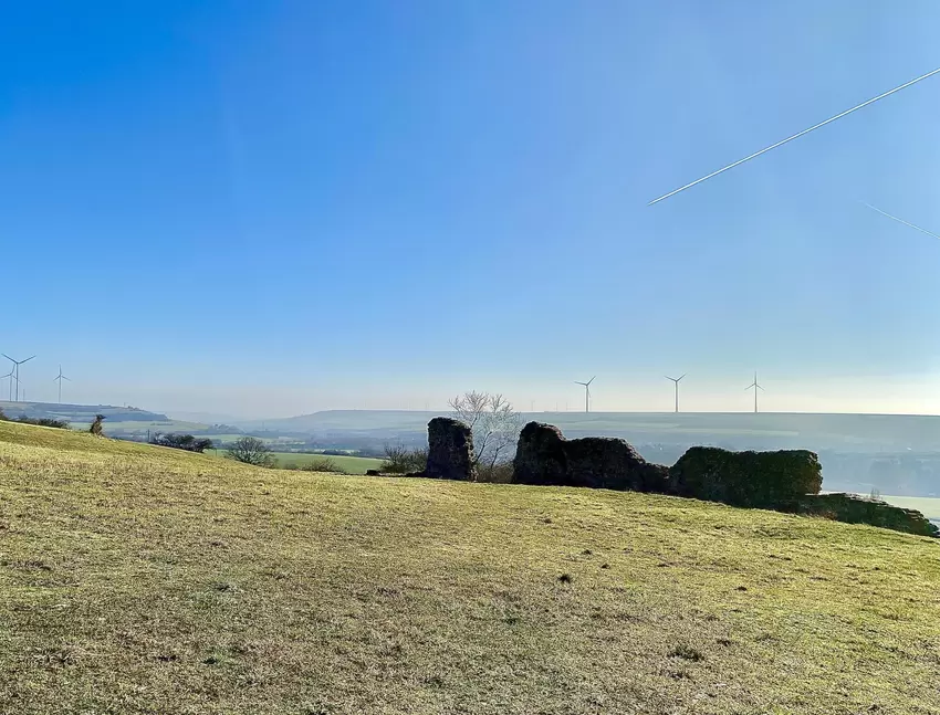 Blick über die sanierte Burgmauer in die Weite. Links hinten geht es ins Zellertal.