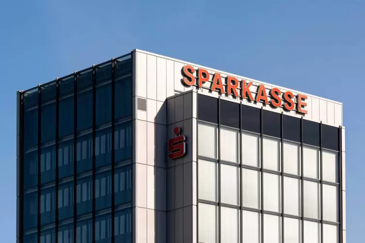  Blick auf das am Ludwigsplatz in Ludwigshafen stehende Hochhaus der Hauptstelle der Sparkasse Vorderpfalz, das mit seiner marka