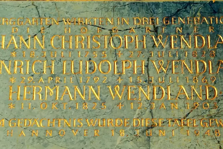 Drei G&auml;rtnergenerationen: Eine Bronzetafel erinnert im Herrenhauser Berggarten an die Wendlands.