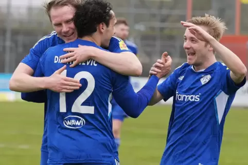 Luka Dimitrijevic (Nummer 12) lieferte die Vorlage zum 1:0, das der ihn umarmende Dennis Krob erzielte. Rechts: Jonas Vogt. 