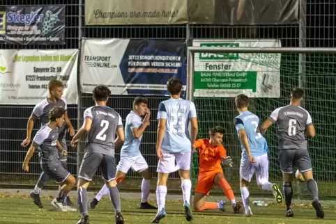 Jakob Pollok (links) erzielt den 2:1-Siegtreffer für den SC Bobenheim-Roxheim im Derby beim VfR Frankenthal. Der Ball wird verde