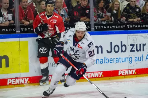 Hattrick: Mannheims Kris Bennett erzielte drei Tore im Spitzenspiel gegen Köln. Die Adler gewannen 4:3. Nick Bailen (hinten) sch