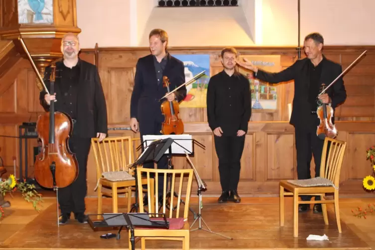 Großer Auftritt vor erlesenem Publikum: von links Peter Tilling (Cello), Andreas Willwohl (Bratsche), Marcell Csuka (Akkordeon) 