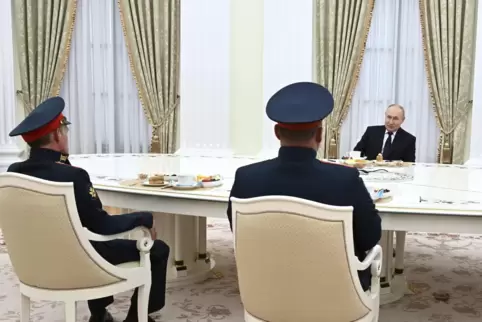 Dieses von der staatlichen russischen Nachrichtenagentur Sputnik via AP veröffentlichte Bild zeigt Wladimir Putin (hinten), Präs