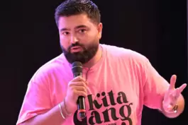 „Ich bin nicht Til Schweiger, ich kann Deutsch“: der schwäbisch-türkische Comedian Serdar Karibik im ausverkauften Hetterich-Saa