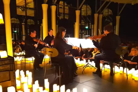 Warme Klänge in warmem Licht: Das Streichquartett „Sinfonia 02“ aus dem Raum Stuttgart spielt Vivaldi im Congressforum.