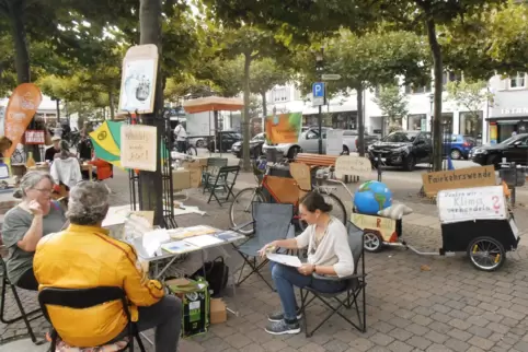 Parking Day: Infostände statt parkender Autos auf einem Teil des Bad Dürkheimer Stadtplatzes. 