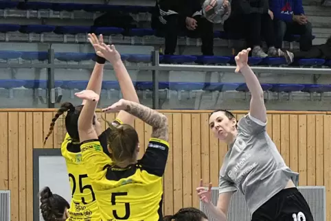 SG-Linkshänderin Janine Baus (rechts, hier vergangene Saison gegen Mundeheim) kam in Quierschied auf 15 Treffer.
