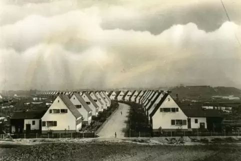 Seit 90 Jahren gibt es die Niederfeldsiedlung in der Gartenstadt. Hier ein Bild der Schreberstraße von 1934. 