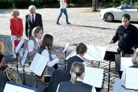 Ein Geburtstagskonzert zum 80.: Der Bolander Musikverein feierte Bernd Hofmann (links im Bild, mit seiner Frau Dorothee) im Inne Ein Geburtstagskonzert zum 80.: Der Bolander Musikverein feierte Bernd Hofmann (links im Bild, mit seiner Frau Dorothee) im Inne